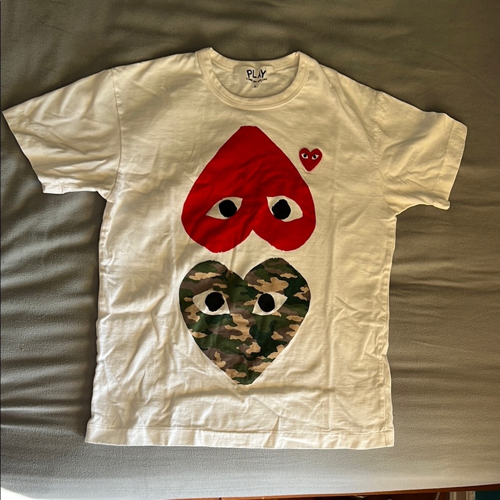 Comme des Garçons PLAY WHITE T-SHIRT WITH CAMO PRINTED MIRROR HEARTS Large
